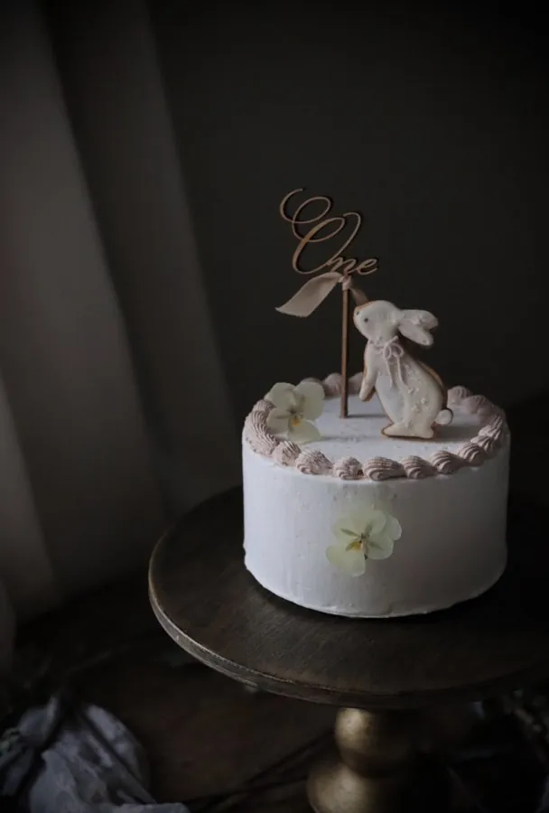 TIMELESS BAGUEの白花束と野うさぎのsmash cake