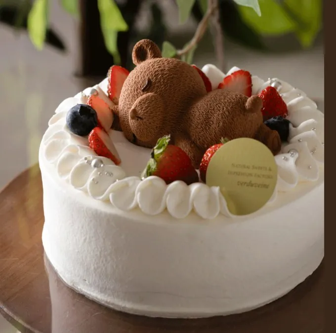 パティスリー ヴェルヴェンヌの「うたた寝クマさん」（クマのムースを飾った生クリームのケーキ）