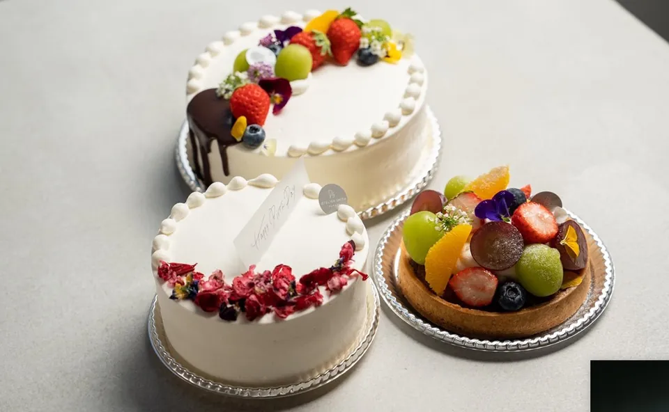 アトリエスミスのフルーツの生クリームホールケーキ、ドライフラワーのケーキ、フルーツタルト