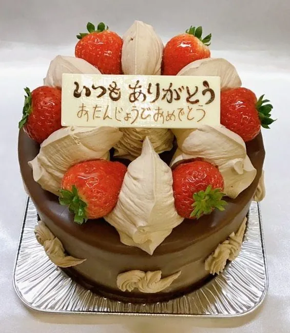 洋菓子の店ティファニーの苺のホールケーキ（チョココーティング）