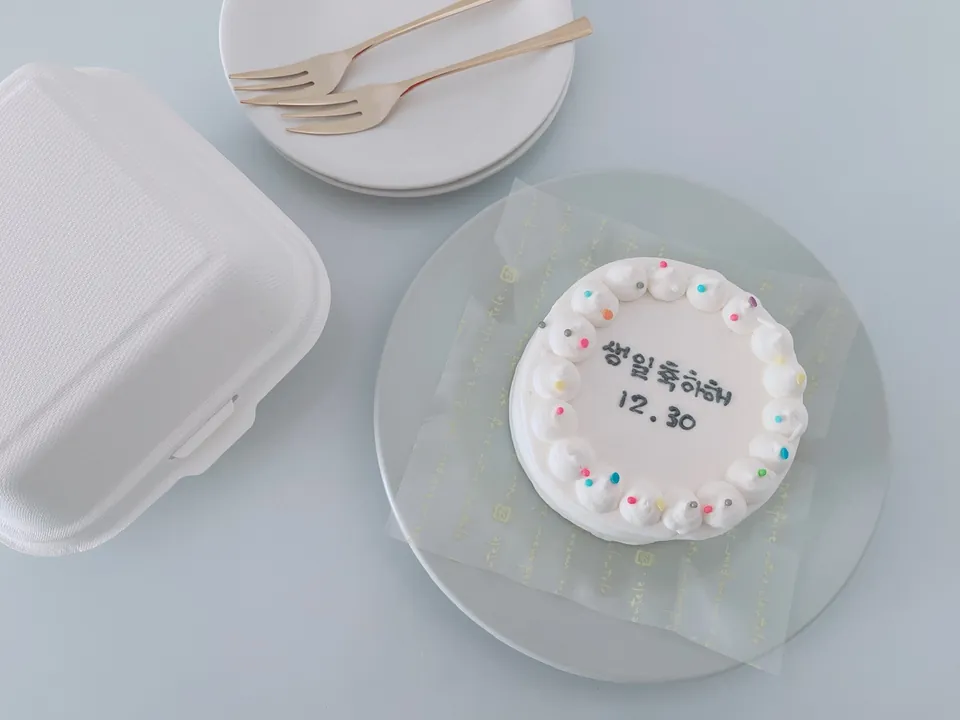 La vie en Roseのシンプルセンイルケーキ ランチボックス入り（ハングルで「생일축하해」と書いた見本）