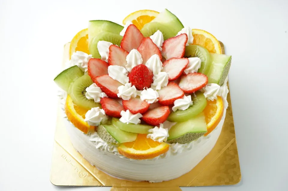 ケーキハウスALMONDのデコレーション（フルーツを飾った生クリームのケーキ）